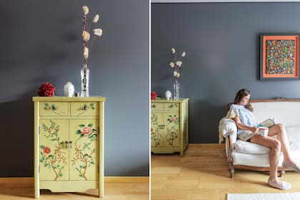 El cuadro sobre el sillón es otro regalo de su madre: lo pintó reproduciendo un género que le había gustado a Pilar.