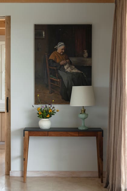 El cuadro renacentista del recibidor es un tesoro familiar: perteneció a la abuela de Inés y hoy recibe a quienes llegan a la casa.