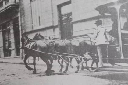 El cuarteador se encargaba de añadir otro caballo a los animales que tiraban del tranvía cuando las calles estaban empinadas, como se ve en esta imagen de 1903