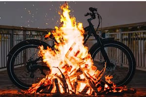 La advertencia de los bomberos sobre los riesgos de las e-bikes que están de moda en Miami