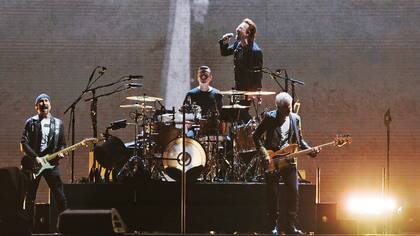 U2, en 2011, durante la presentación en el estadio de La Plata en el marco de la gira de "U2 360 Tour", en lo que fue la tercera visita de los irlandeses en nuestro país
