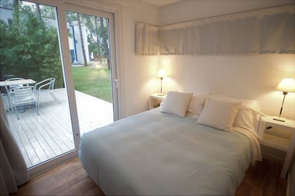 El cuarto con salida al deck privado.