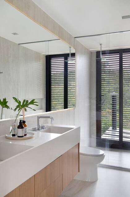 El cuarto de baño no es la excepción: durante la ducha también se puede apreciar la vista silvestre de la montaña a través del ventanal de piso a techo.