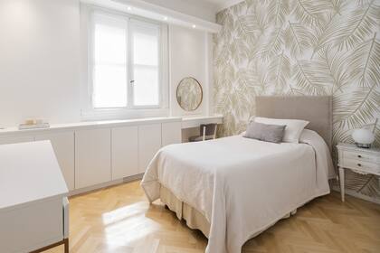 El cuarto de la hija mayor tiene un mueble con guardado y tocador (Estudio Primal), espejo (Tienda Quadrat) y empapelado (Enamorada del muro).