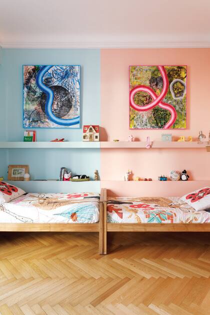 El cuarto de las chicas hace un juego de espejo que además optimiza el espacio.