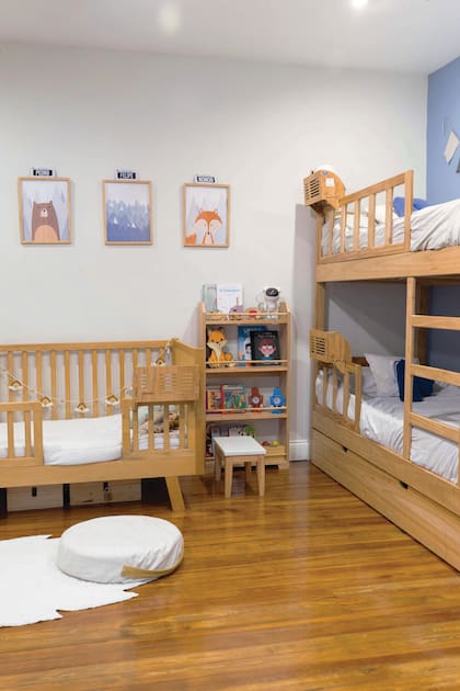 El cuarto de los chicos, con mucha madera y tonos suaves