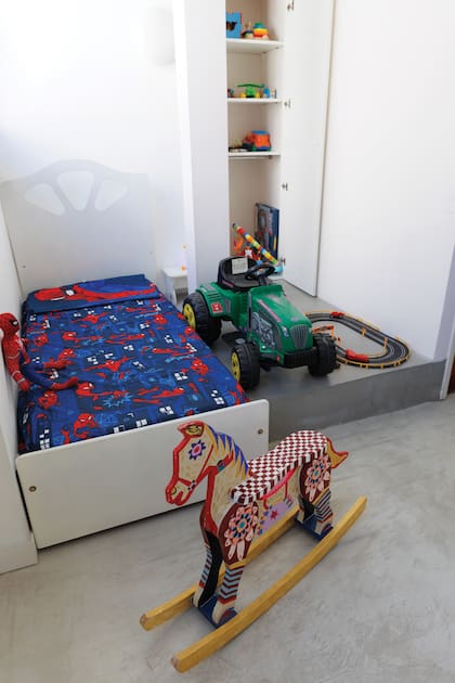 El cuarto de sus nietos está decorado con temática del Hombre Araña, que le encanta a Fermín, el mayor, e incluye una pista de autos, siempre armada