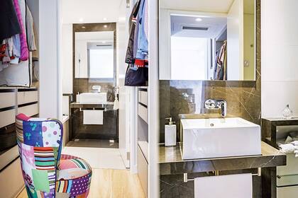 El cuarto de tocador se conservó tal cual lo recibieron. La toalla de mano blanca que vemos colgada es de Claudia Adorno