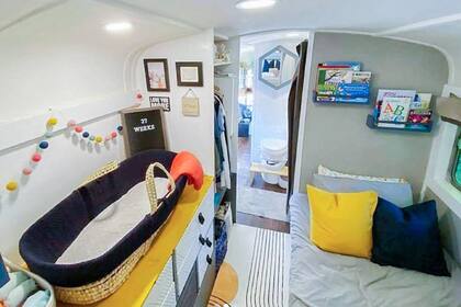 El cuarto del bebe con espacios de almacenamiento inteligente