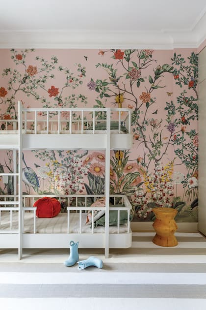 El cuarto infantil de la diseñadora Marina Correa y el Arq. Tomás Magrane da el marco perfecto a un mural de Tinta Chini