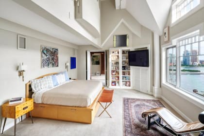 El cuarto principal se ubica en el nivel más alto de la propiedad. Tiene dos vestidores y dos baños