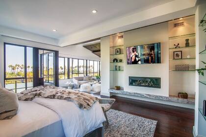 El cuarto principal tiene su propio living y ventanales amplios con vista a las colinas