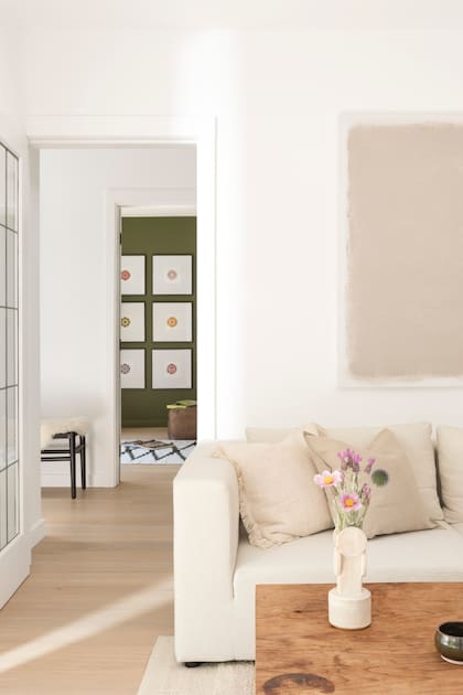 “El cuarto verde es el que usamos para hacer yoga y meditar. Como tiene puertas de vidrio, se ve desde el ingreso y nutre visualmente el resto de la casa”, nos dijeron.