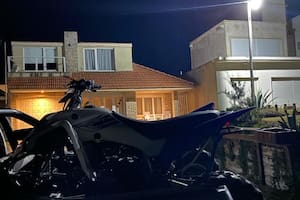 El cuatriciclo robado, frente a la casa que fue blanco de dos poliladrones