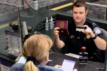 El cubano aseguró que los oficiales le advirtieron sobre revisiones futuras de residencias