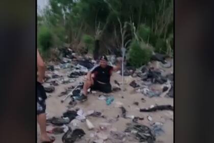 El cubano caminó con sus muletas por la frontera, en compañía de otros migrantes.