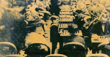 Otro crack desde muy pequeño: el cubano José Raúl Capablanca participa en simultáneas a los 10 años, en 1898, en el club de ajedrez de La Habana.