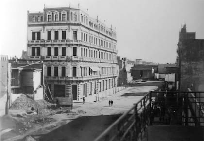 El “Cubo” Drabble, uno de los primeros edificios de la avenida, construido cuando aún había escombros a su alrededor. Detrás se logra ver el pórtico de la Iglesia Escocesa de la calle Perú, que fue demolida y trasladó su sede a la esquina con Perú y Belgrano.