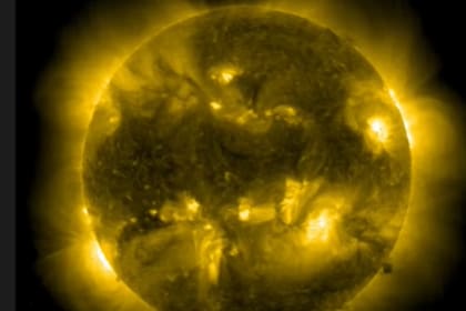 El cubo negro que emerge del Sol se puede ver a un costado de la pantalla