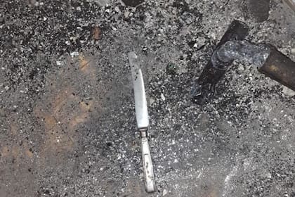 El cuchillo con el que el acusado habría realizado las amenazas a su pareja, rodeado de cenizas (Prensa MPFCABA)