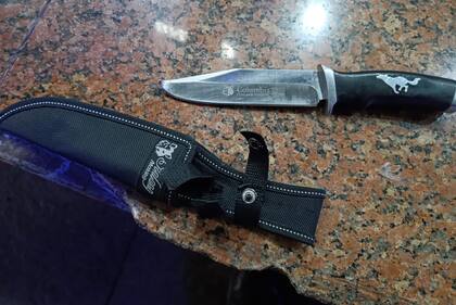El cuchillo que llevaba el hombre
