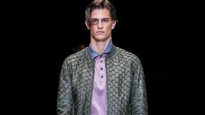 El cuero de pirarucu se utiliza para fabricar bolsos, zapatos y chaquetas, como esta de Giorgio Armani