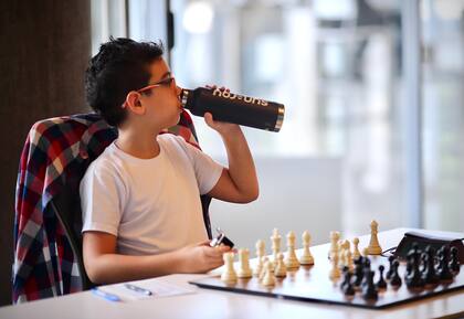 El cuerpecito y la simpleza del sorprendente líder del Argentino; luego de tres días, Faustino Oro está por encima de sus 11 adversarios en la competencia mayor del ajedrez nacional.