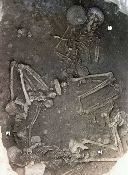 El cuerpo central (1) fue enterrado normalmente, al mismo tiempo que las otras dos mujeres fueron atadas con posiciones retorcidas