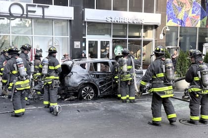 El cuerpo de Bomberos de Nueva York logró controlar el incendio vehicular antes de las 19 (hora local)