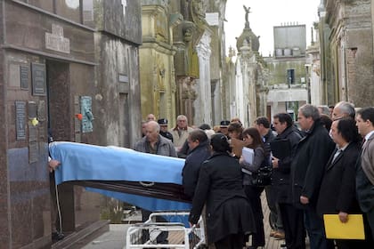 El cuerpo de Fangio estaba conservado en formol en la Recoleta. El 7 de agosto de 2015 se le extrajeron dos falanges y un diente para las pruebas de ADN.