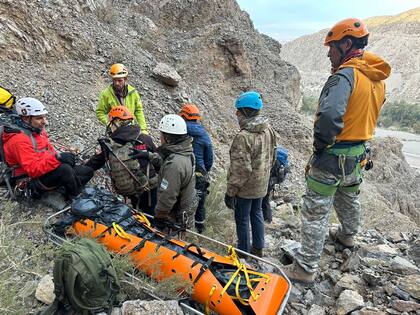 El cuerpo de Julia Horn sobre la camilla sked antes de comenzar su descenso