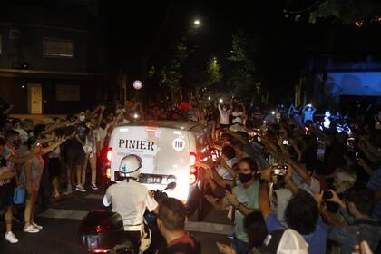 La camioneta que llevaba al féretro de Maradona, anoche, a una sala velatoria de La Paternal, antes de ser llevado a la Casa Rosada.