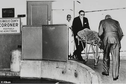El cuerpo de Marilyn Monroe llega a la morgue de Los Ángeles (Foto: Archivo)
