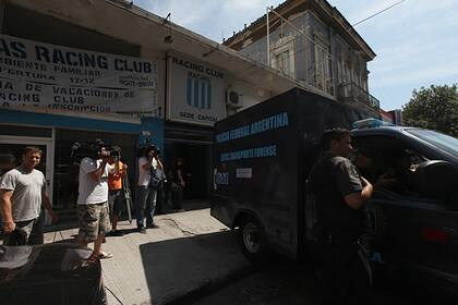 El momento en que es retirado el cuerpo de Nicolás Pacheco de la sede de Racing en Villa del Parque