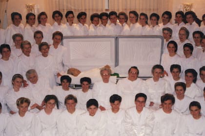 El cuerpo de Rulon Jeffs, rodeado de sus esposas e hijos