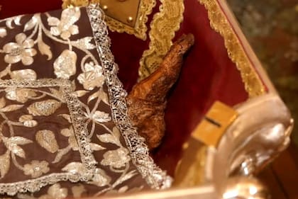 El cuerpo de Santa Teresa de Jesús fue expuesto este domingo en Alba de Tormes, Salamanca, por primera vez en 111 años