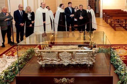 El cuerpo de Santa Teresa de Jesús fue expuesto este domingo en Alba de Tormes, Salamanca, por primera vez en 111 años
