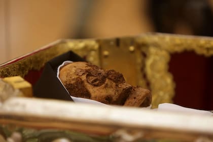 El cuerpo de Santa Teresa de Jesús fue expuesto este domingo en Alba de Tormes, Salamanca, por primera vez en 111 años