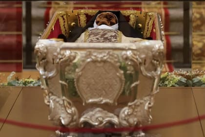 El cuerpo de Santa Teresa de Jesús fue expuesto este domingo en Alba de Tormes, Salamanca, por primera vez en 111 años