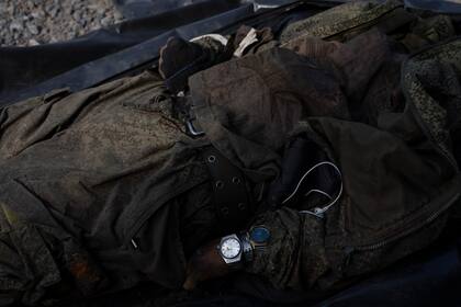 El cuerpo de un soldado ruso muerto yace en el suelo durante un proceso de identificación en Kharkiv, este de Ucrania, el sábado 14 de mayo de 2022. 