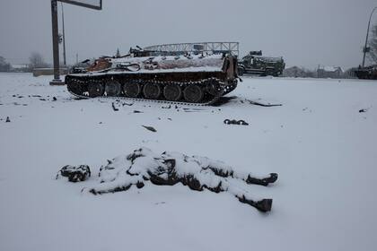 El cuerpo de un soldado ruso yace cerca de un vehículo luego de un combate con fuerzas rusas