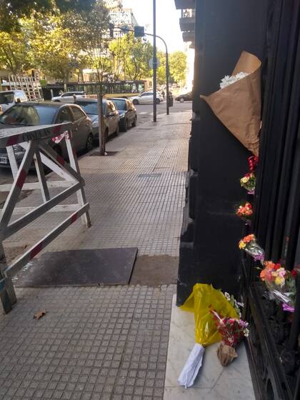 El cuerpo de Violeta fue encontrado en la madrugada del martes; los vecinos de Recoleta expusieron su dolor y recordaron con flores a la víctima