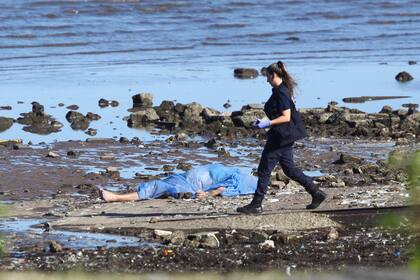 El cuerpo del hombre, que aún no fue identificado, permaneció en la orilla a la espera de la llegada de la policía científica