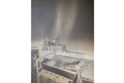 El cuerpo del paciente fue encontrado sobre el colchón incendiado