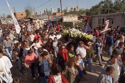 Los restos del padre Mugica son trasladados a pulso en octubre de 1999 a la parroquia Cristo Obrero, de la Villa 31, donde hoy descansan