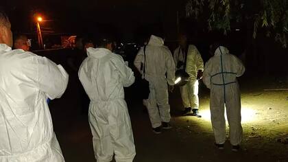 El cuerpo fue hallado por una patrulla policial en un procedimiento en el que observaron a un hombre sospechoso salir de la casa y luego escaparse por los techos.