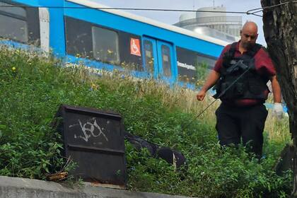 El cuerpo hallado al costado de las vías del ferrocarril Mitre