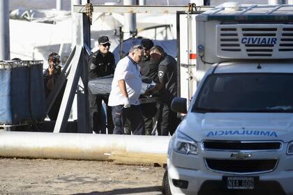 El cuerpo hallado en el Río Paraná es retirado por la Prefectura