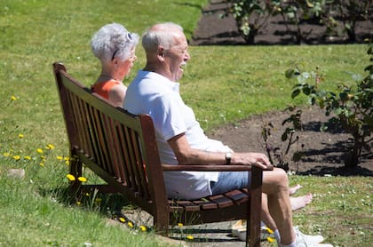 El cuerpo humano tiene dos mecanismos principales para enfriarse: sudoración y aumento del flujo sanguíneo a la piel