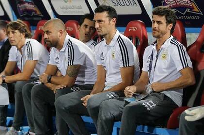 Scaloni, rodeado por otros integrantes del cuerpo técnico con peso en la selección: Pablo Aimar (derecha) y Walter Samuel (izquierda)